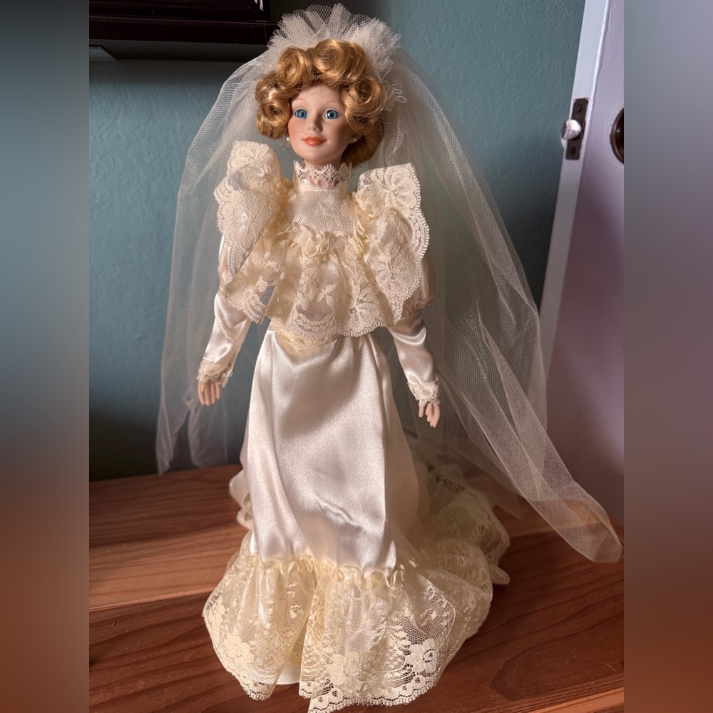 Vintage MBI Porcelain Bride Doll ©1992 Ivory Lace Wedding Gown 14.5” w/ Stand